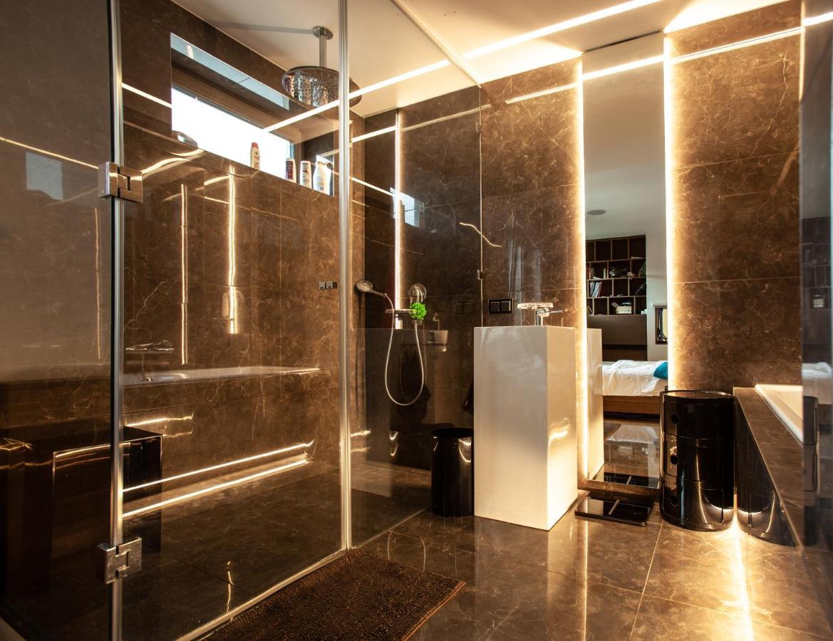 Contemporary Apartment With Fireplace & Terrace Banska Bystrica Bagian luar foto