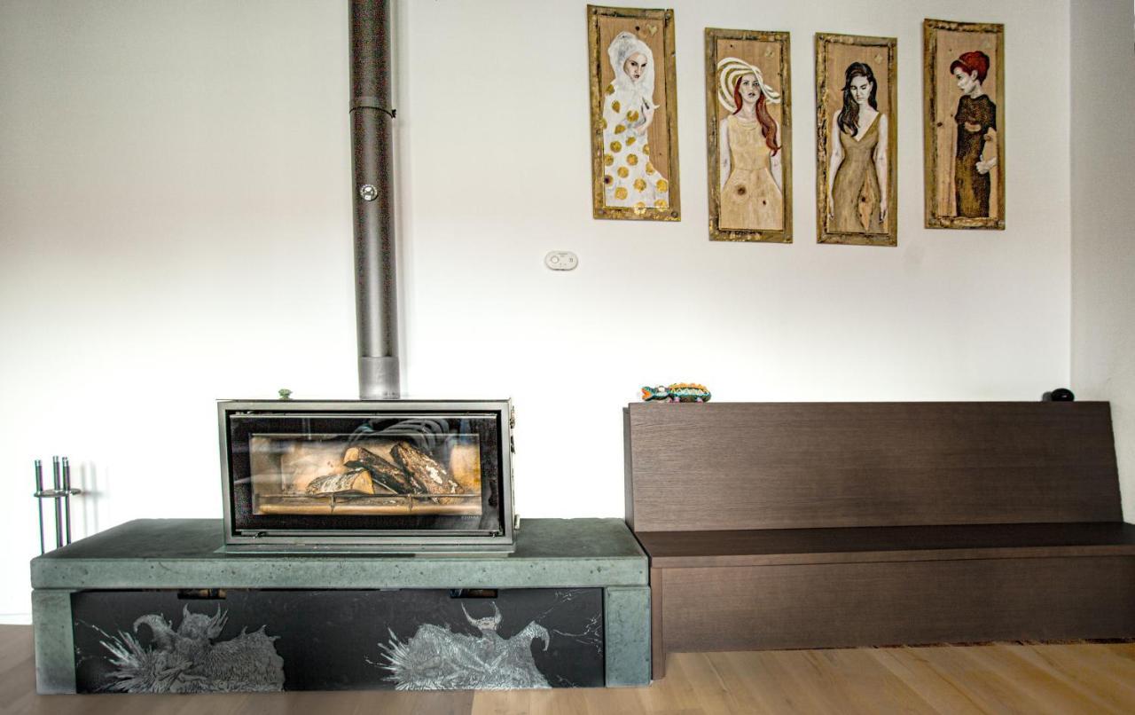 Contemporary Apartment With Fireplace & Terrace Banska Bystrica Bagian luar foto