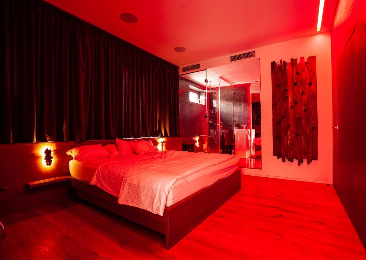 Contemporary Apartment With Fireplace & Terrace Banska Bystrica Bagian luar foto